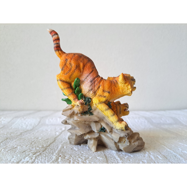 Tijgers op een rots, kunsthars 10x6.5x12.5cm - dierfiguren