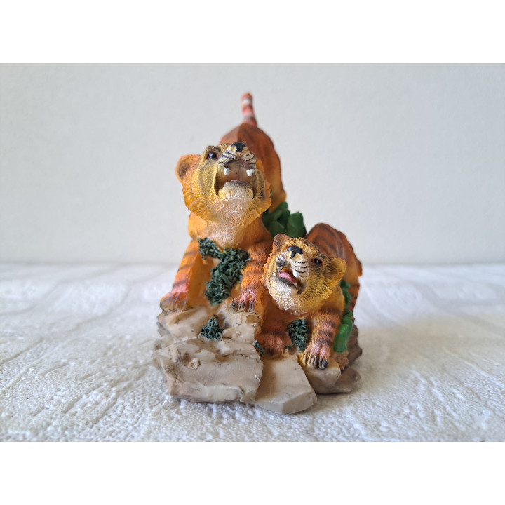 Tijgers op een rots, kunsthars 10x6.5x12.5cm - dierfiguren