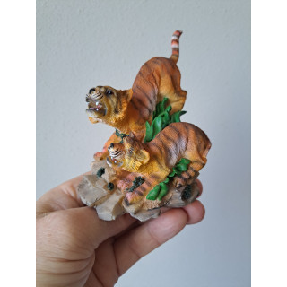 Tijgers op een rots, kunsthars 10x6.5x12.5cm