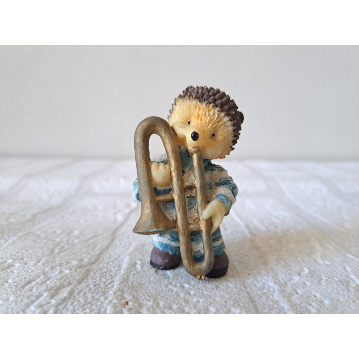 Egel met trombone, kunsthars 4x4x7cm - dierfiguren
