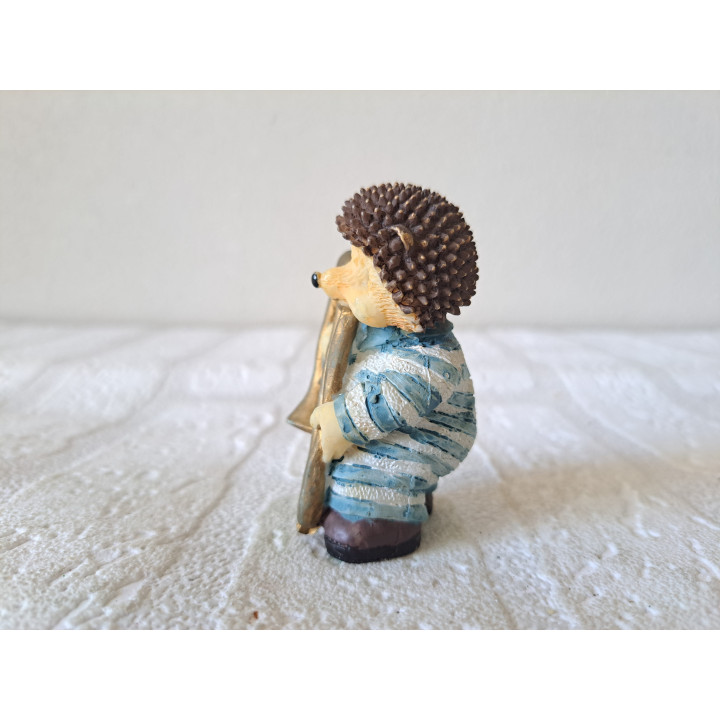 Egel met trombone, kunsthars 4x4x7cm - dierfiguren