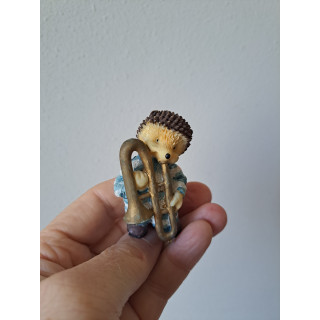 Egel met trombone, kunsthars 4x4x7cm
