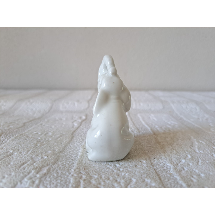 Olifant zittend op de grond, Porselein 5x3x7.5cm - dierfiguren