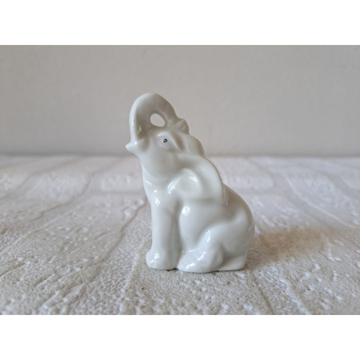 Olifant zittend op de grond, Porselein 5x3x7.5cm - dierfiguren