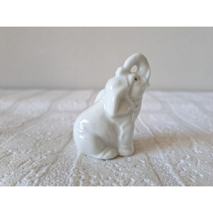 Olifant zittend op de grond, Porselein 5x3x7.5cm - dierfiguren