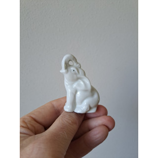 Olifant zittend op de grond, Porselein 5x3x7.5cm