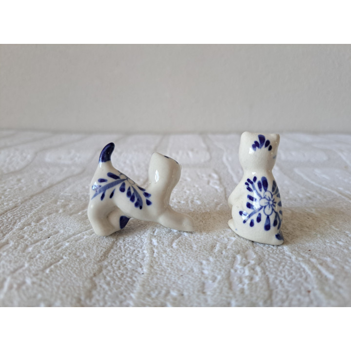 2 stuks poesen van Delfts blauw, porselein 2x2.5x3cm - dierfiguren