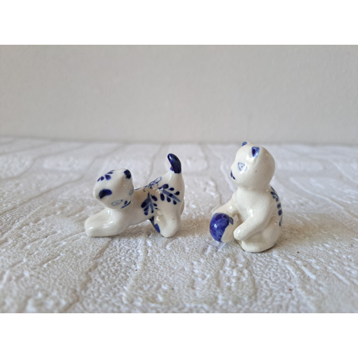 2 stuks poesen van Delfts blauw, porselein 2x2.5x3cm - dierfiguren