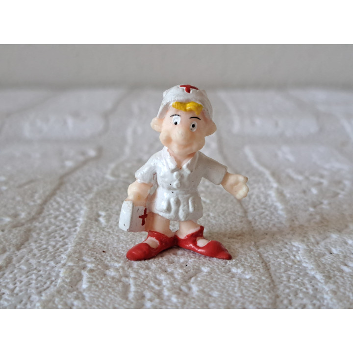 Verpleegster, Rodekruis, Euro play, rubber 2.5x1.5x3.5cm - beeldjes