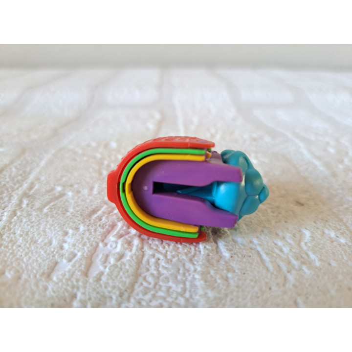 Egel met 3 ogen, Ferrero 2002, kunststof  2.5x3.5cm - ferrero
