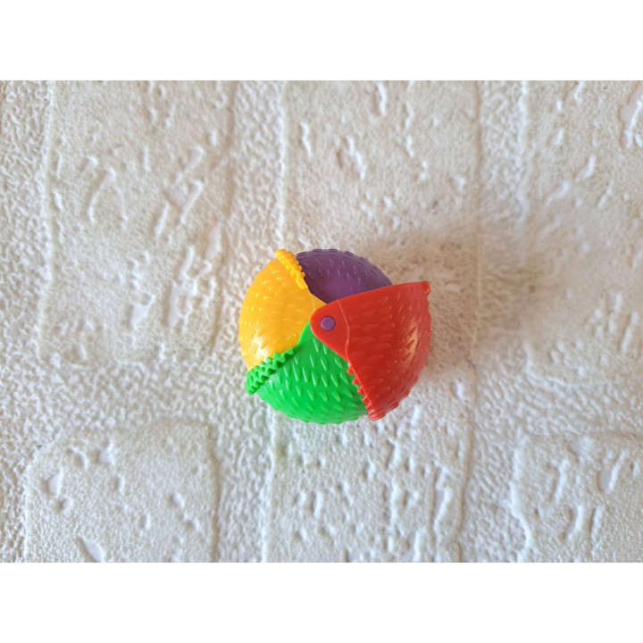 Egel met 3 ogen, Ferrero 2002, kunststof  2.5x3.5cm - ferrero