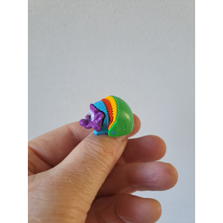 Egel, Ferrero 2002, kunststof  2.5x3.5cm paars
