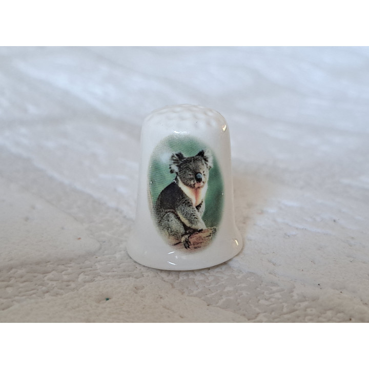 Koala beer op een tak vingerhoedje