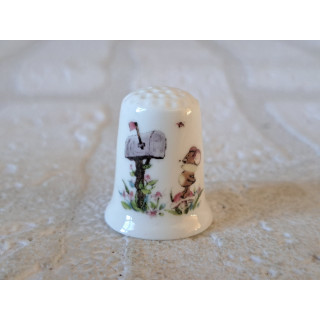 Muis kijkt naar brievenbus tekening vingerhoedje