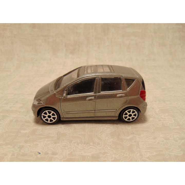 Mercedes Benz A class sedan Maisto 1:43 zilvergrijs