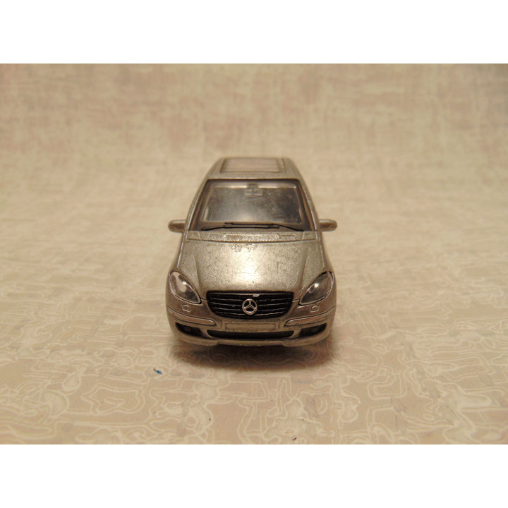 Mercedes Benz A class sedan Maisto 1:43 zilvergrijs