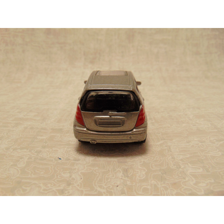 Mercedes Benz A class sedan Maisto 1:43 zilvergrijs