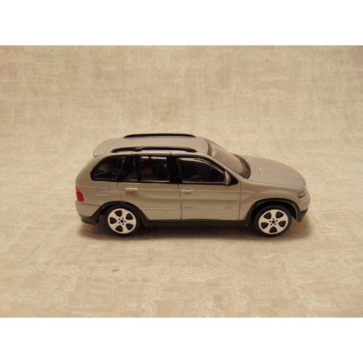Bmw X6 1:41 sedan Maisto zilverkleurig - modelauto