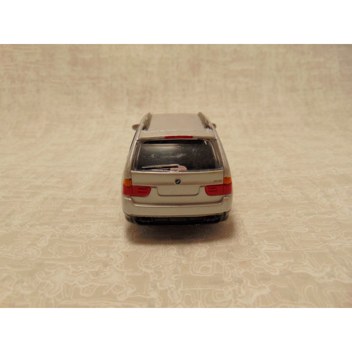 Bmw X6 1:41 sedan Maisto zilverkleurig - modelauto