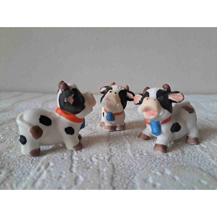 3 stuks koeien met koebel, porselein 5x3x4.5cm - dierfiguren