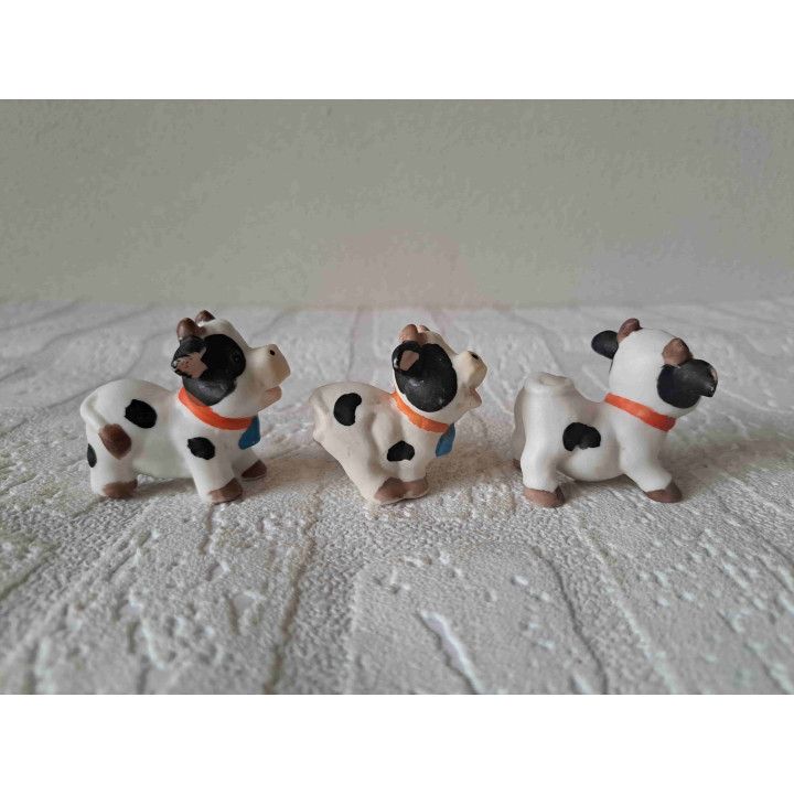 3 stuks koeien met koebel, porselein 5x3x4.5cm - dierfiguren