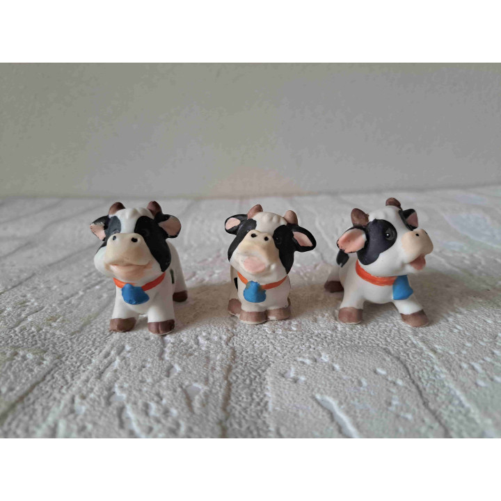 3 stuks koeien met koebel, porselein 5x3x4.5cm - dierfiguren