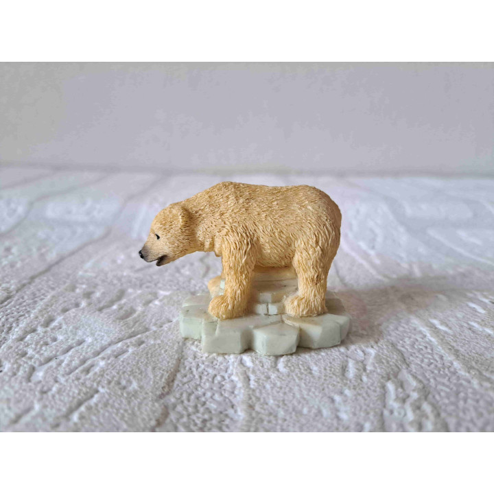IJsbeer op een ijsberg, kunsthars 5.5x3.5x4cm - dierfiguren