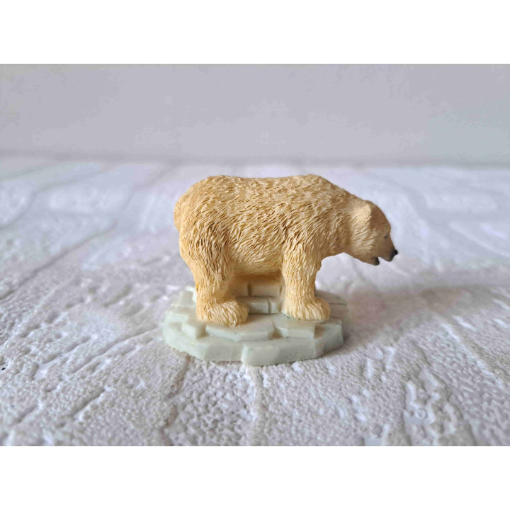 IJsbeer op een ijsberg, kunsthars 5.5x3.5x4cm - dierfiguren