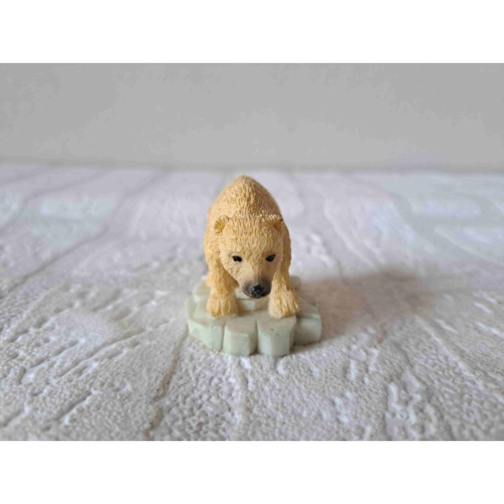 IJsbeer op een ijsberg, kunsthars 5.5x3.5x4cm - dierfiguren