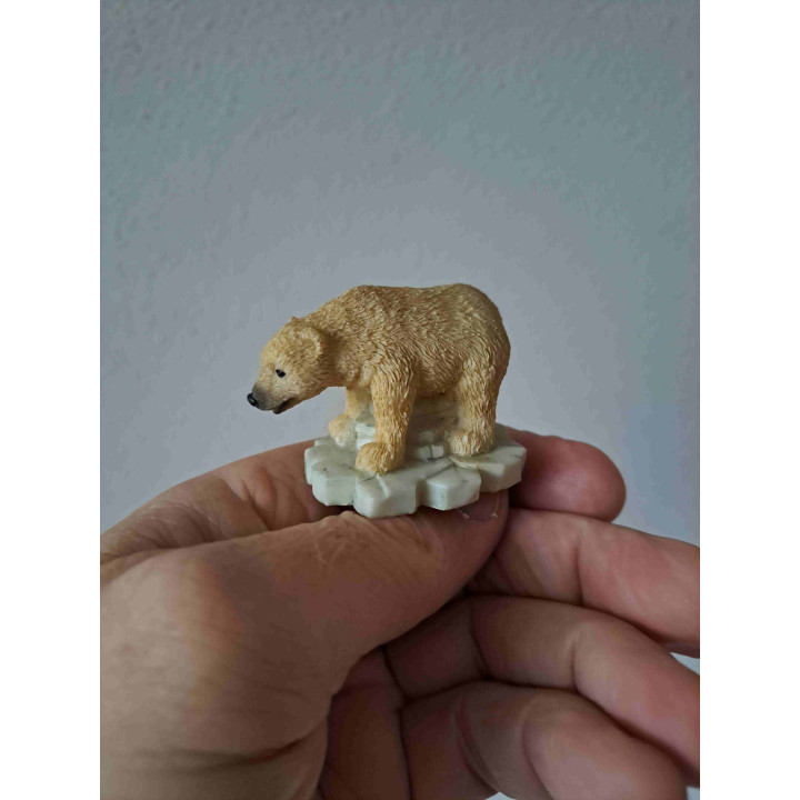 IJsbeer op een ijsberg, kunsthars 5.5x3.5x4cm