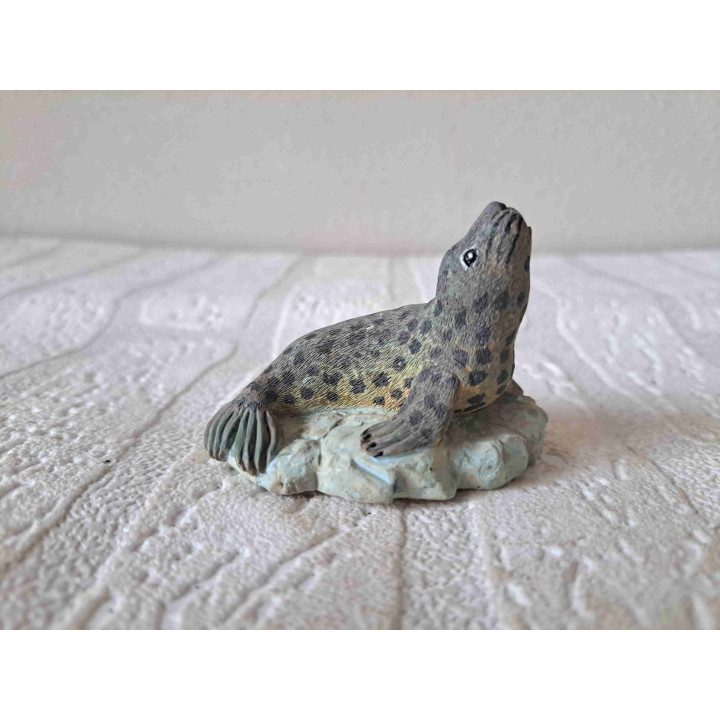 Zeehond op ijsschots met kop omhoog, kunsthars 7x5x5.5cm - dierfiguren