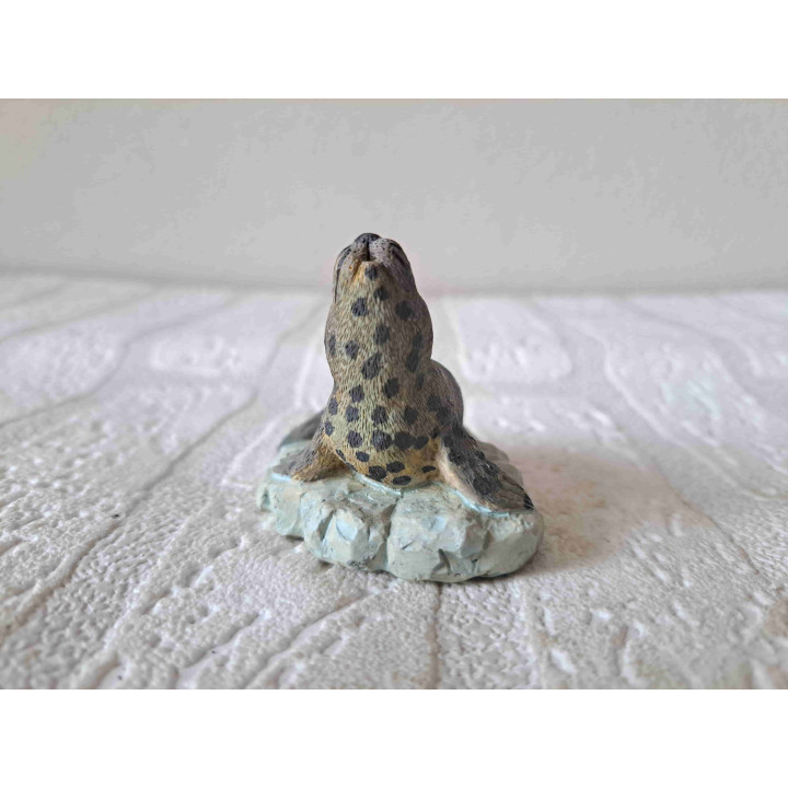 Zeehond op ijsschots met kop omhoog, kunsthars 7x5x5.5cm - dierfiguren
