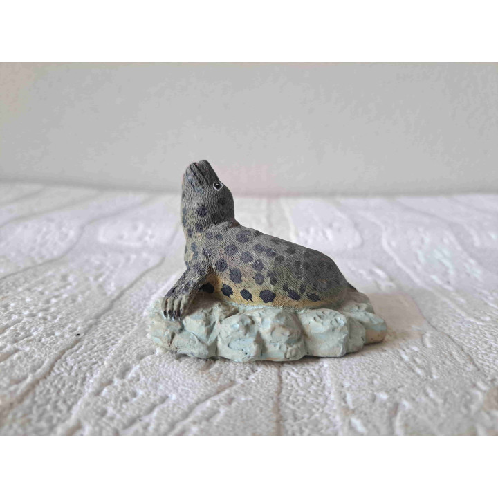 Zeehond op ijsschots met kop omhoog, kunsthars 7x5x5.5cm - dierfiguren