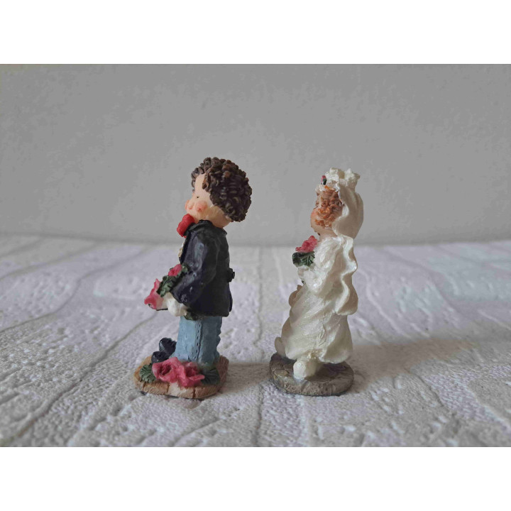Bruidspaar met bloemen, kunsthars 3.52.5x7cm - beeldjes