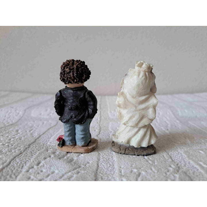 Bruidspaar met bloemen, kunsthars 3.52.5x7cm - beeldjes