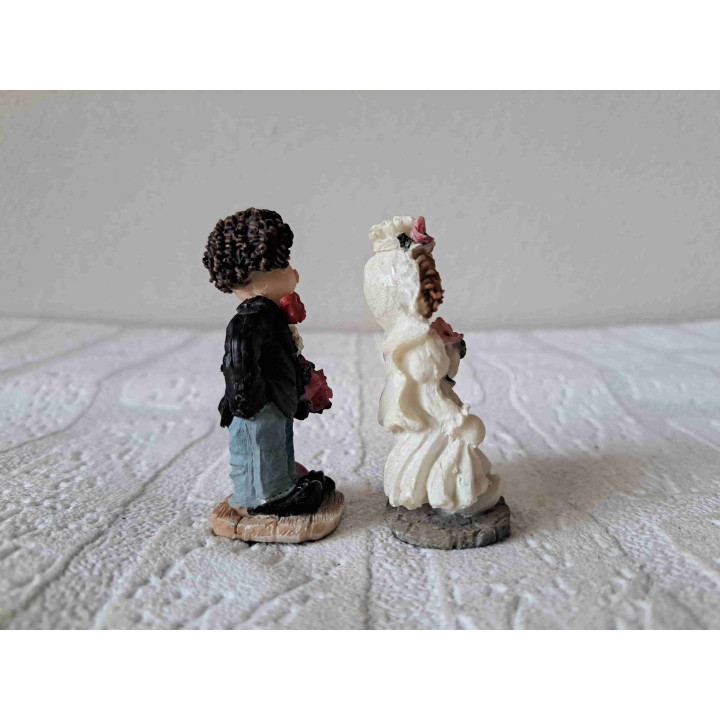 Bruidspaar met bloemen, kunsthars 3.52.5x7cm - beeldjes