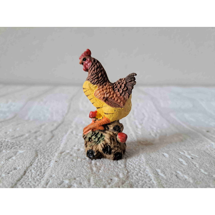 Kip staand op een boomstam, kunsthars 3.5x2.5x6cm