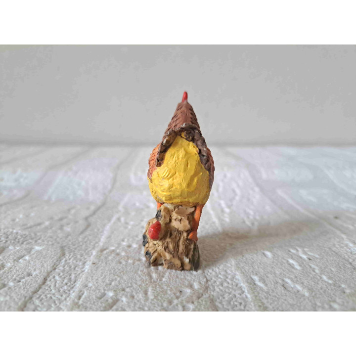 Kip staand op een boomstam, kunsthars 3.5x2.5x6cm - dierfiguren
