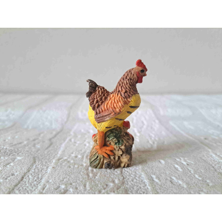 Kip staand op een boomstam, kunsthars 3.5x2.5x6cm - dierfiguren