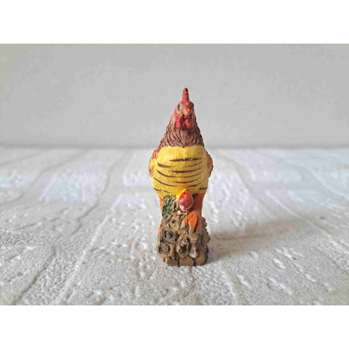Kip staand op een boomstam, kunsthars 3.5x2.5x6cm - dierfiguren