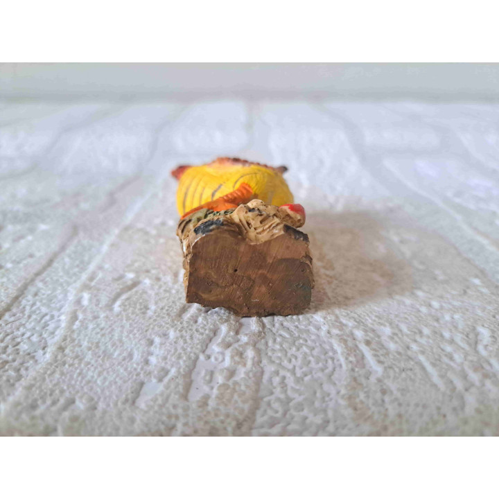 Kip staand op een boomstam, kunsthars 3.5x2.5x6cm - dierfiguren