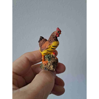 Kip staand op een boomstam, kunsthars 3.5x2.5x6cm
