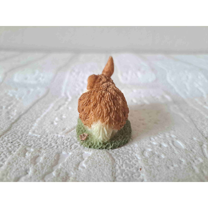 Konijn heeft jeuk, kunsthars 4.5x3x4cm - dierfiguren