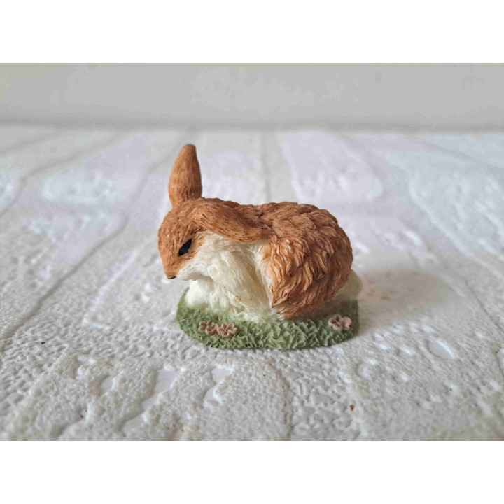 Konijn heeft jeuk, kunsthars 4.5x3x4cm - dierfiguren