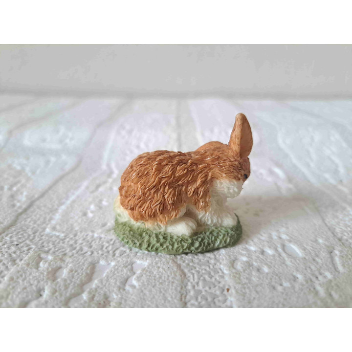Konijn heeft jeuk, kunsthars 4.5x3x4cm - dierfiguren