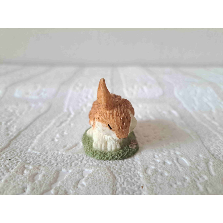 Konijn heeft jeuk, kunsthars 4.5x3x4cm - dierfiguren
