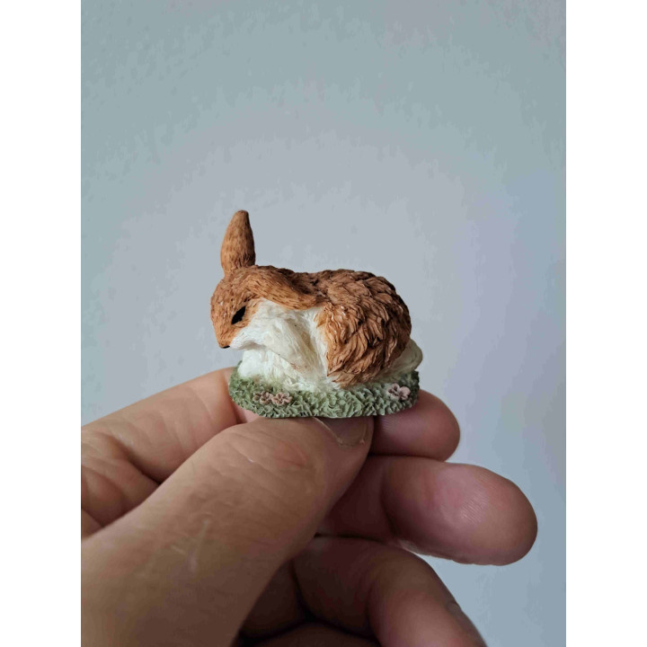 Konijn heeft jeuk, kunsthars 4.5x3x4cm