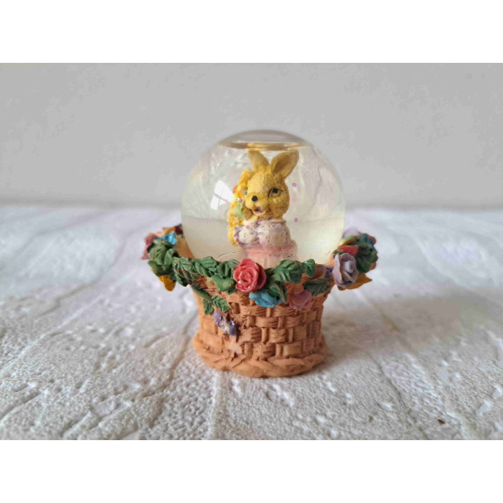 Konijn met bloem in schudbol, kunsthars-glas D6x6.5cm - dierfiguren