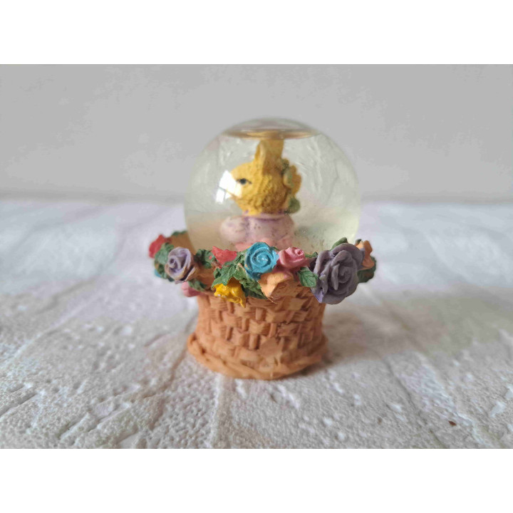 Konijn met bloem in schudbol, kunsthars-glas D6x6.5cm - dierfiguren