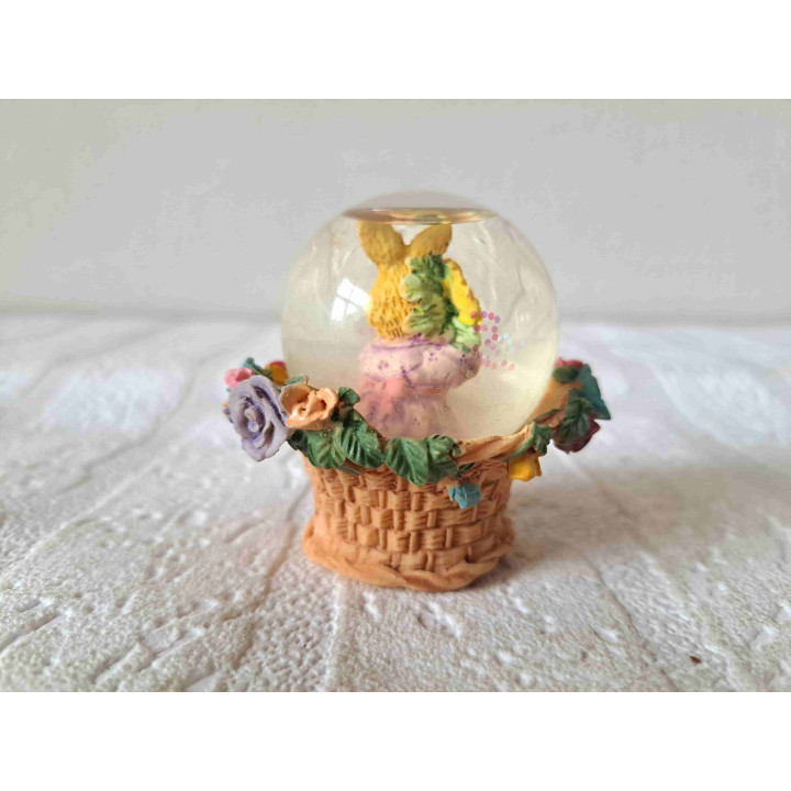 Konijn met bloem in schudbol, kunsthars-glas D6x6.5cm - dierfiguren